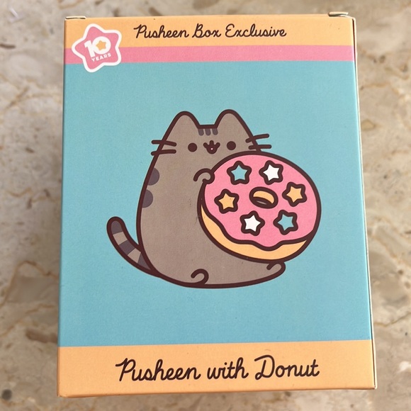 Pusheen Figurine 10 Year Anniversary Vinyl holding donut, NWT - Picture 4 of 4